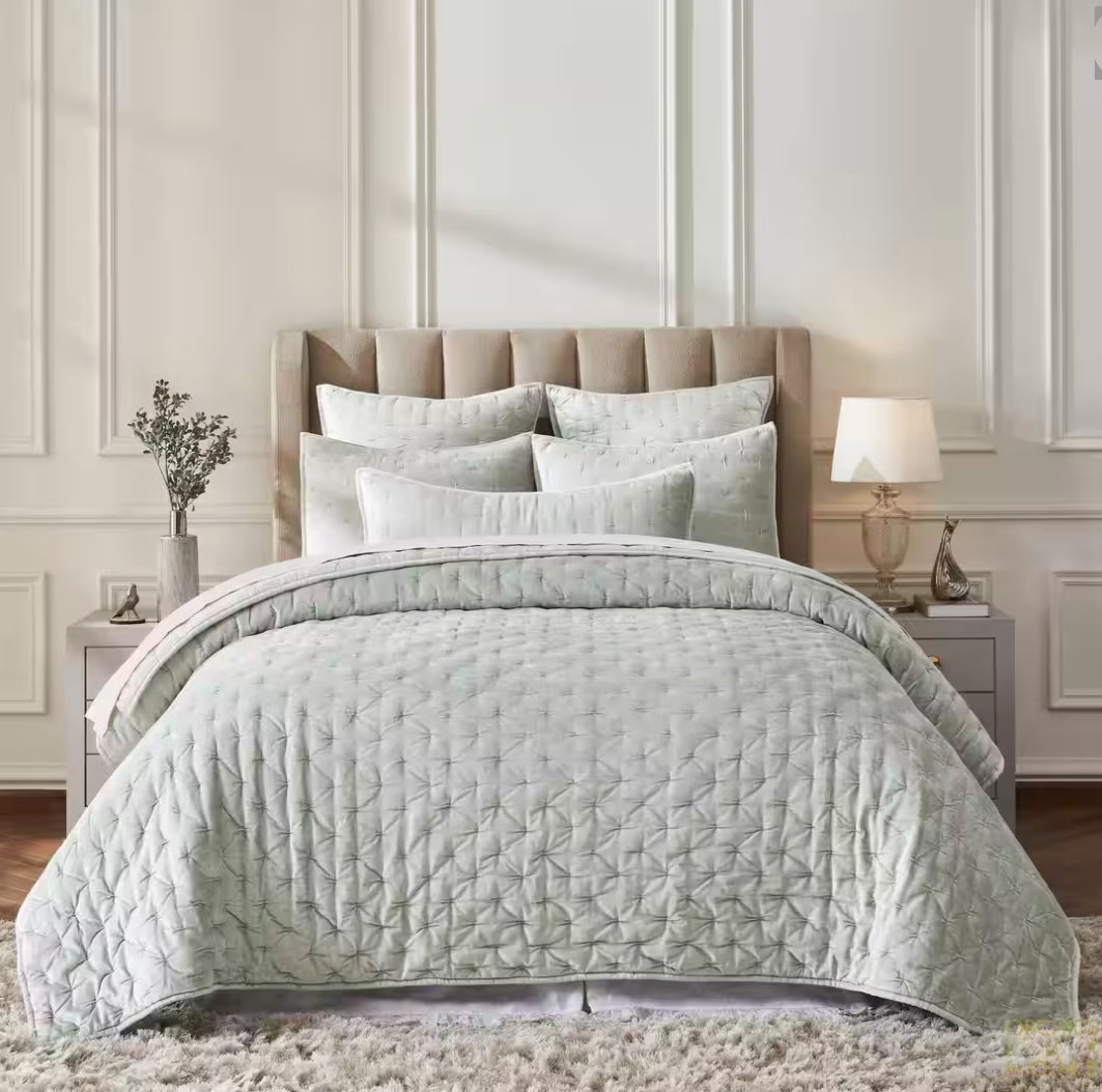 King Luna Quilt in Ice Mint
