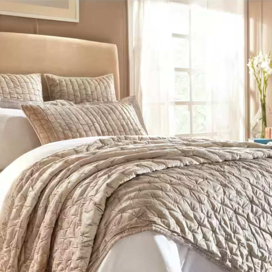 Luna Velvet Quilt in Champagne