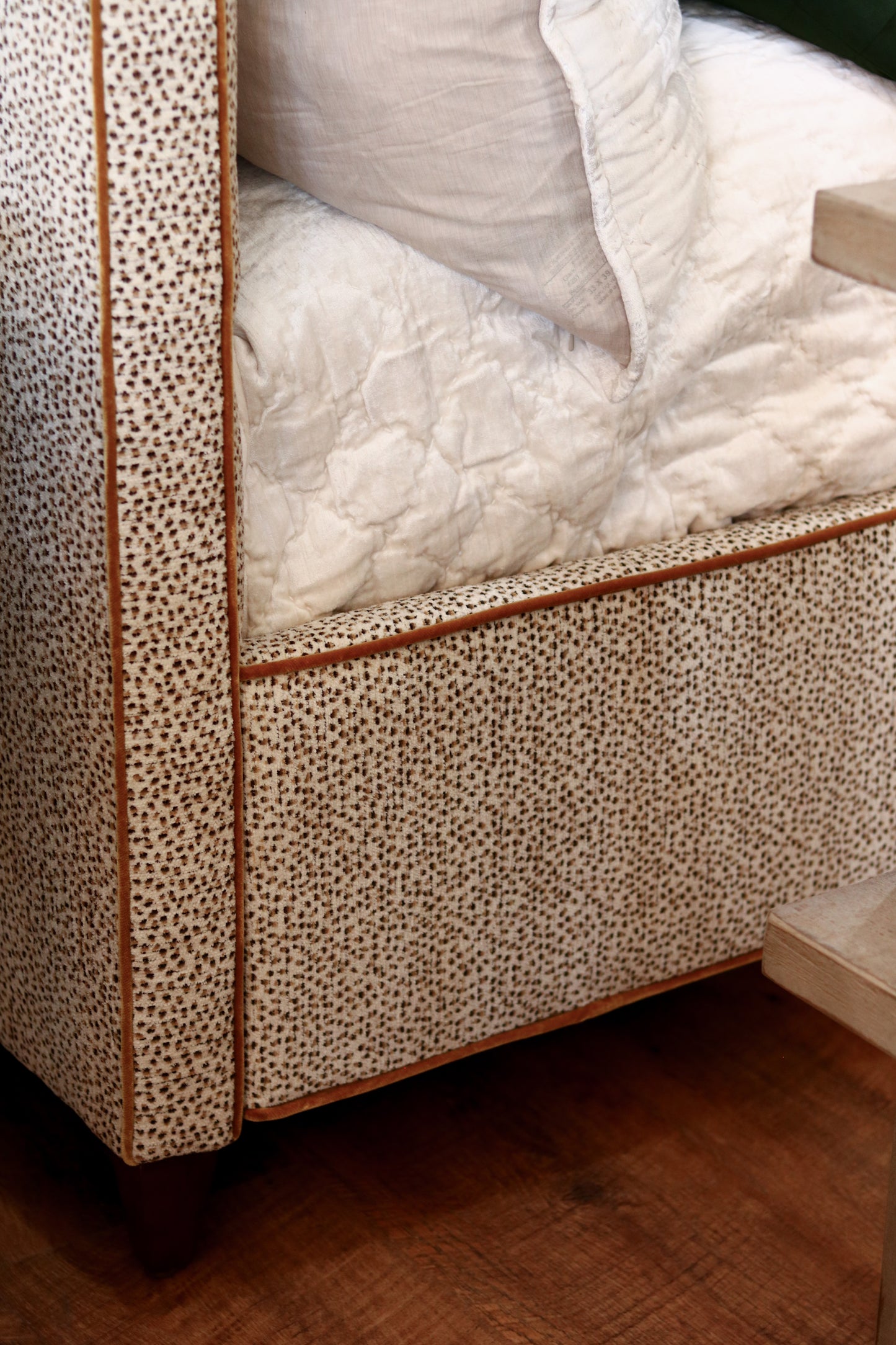 Upholstered Biscuit Tufted Queen Bed