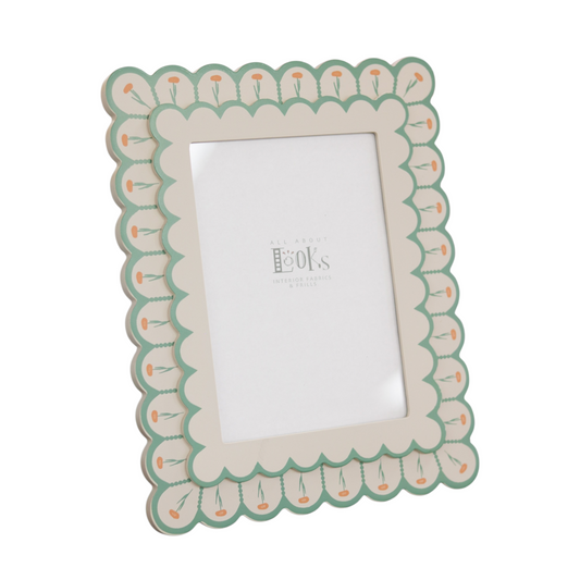 Scalloped Flower Photo Frame